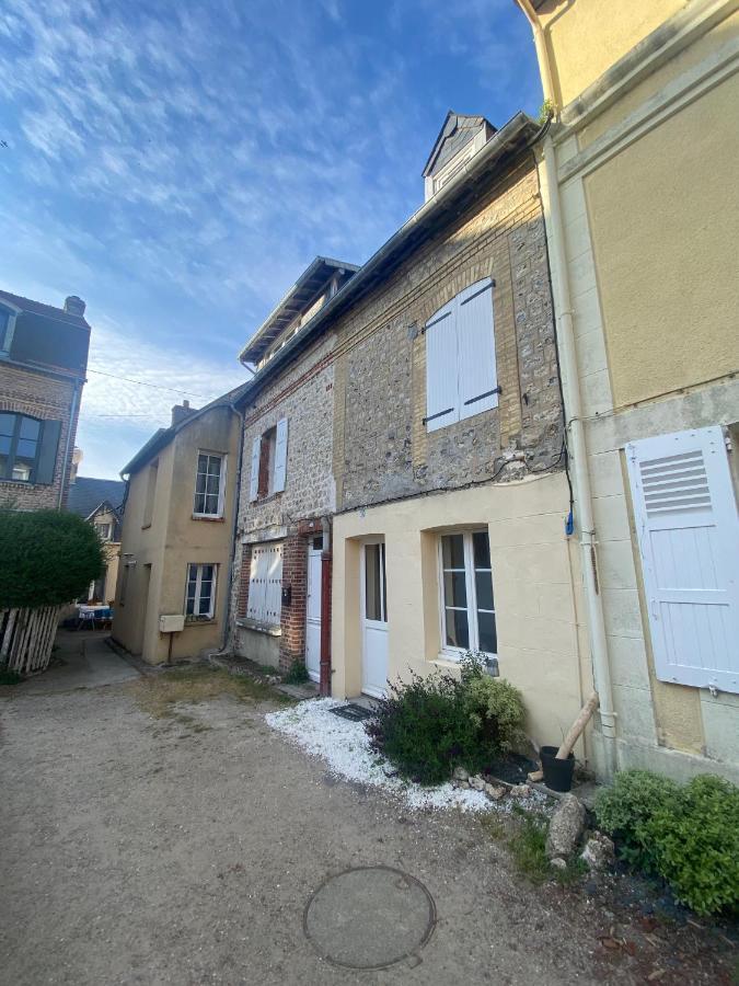 Charmante Maison Au Coeur De Villerville Zewnętrze zdjęcie